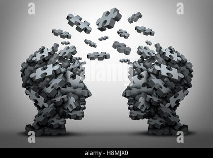 Lösung Austausch und Transfer von Ideen Konzept als eine Gruppe von Jigsaw Puzzle-Teile geformt wie zwei menschliche Köpfe, die Austausch von Antworten Stockfoto