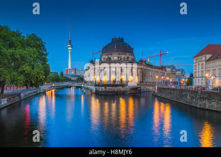 Klassische Ansicht des historischen Berliner Museumsinsel mit dem berühmten Fernsehturm und Spree entlang in der Dämmerung während der blauen Stunde in der Abenddämmerung, Berlin Stockfoto