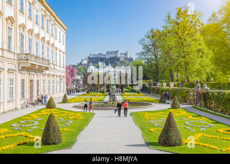 Berühmten Mirabellgarten mit historischen Festung Hohensalzburg im Hintergrund an einem sonnigen Tag im Sommer, Salzburg, Österreich Stockfoto
