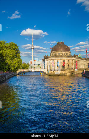 Klassische Ansicht des historischen Bode-Museum auf der Museumsinsel Berlin mit berühmten Fernsehturm und Spree Fluss bei Sonnenuntergang, Berlin, Deutschland Stockfoto