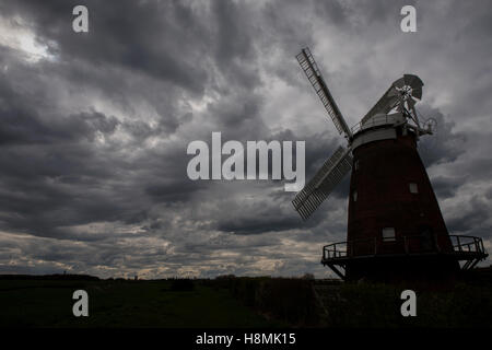 Thaxted. John Webb Windmühle mit stimmungsvollen Gewitterwolken. Thaxted Essex England. April 2016 Stockfoto