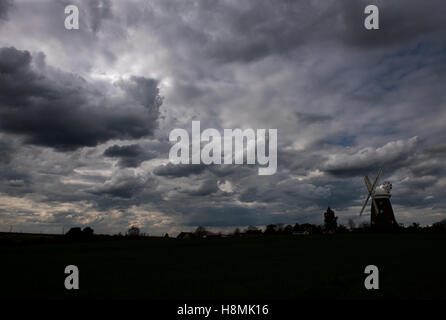 Thaxted. John Webb Windmühle mit stimmungsvollen Gewitterwolken. Thaxted Essex England. April 2016 Stockfoto