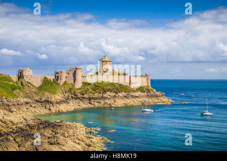 Classic view of famous Fort-La-Latte castle on the Cote d'Emeraude, commune of Frehel, Cotes-d'Armor, Brittany, France Stockfoto