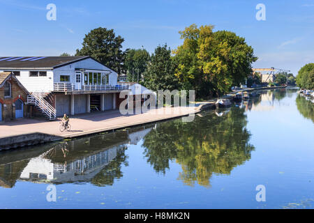 Lea Rowing Club am Fluss Lea in Upper Clapton, Blick flussaufwärts von der Brücke von Springfield Marina, London, Großbritannien Stockfoto