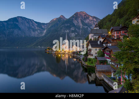 Malerische Postkartenblick auf berühmte Hallstätter See Dorf mit Hallstätter See in den Alpen in der Dämmerung Salzkammergut, Österreich Stockfoto