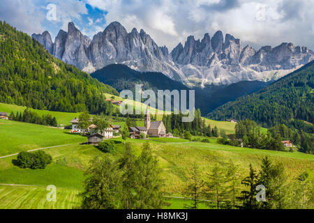 Idyllische Berglandschaft der Dolomiten mit berühmten Santa Maddalena Bergdorf, Val di Funes, Südtirol, Italien Stockfoto