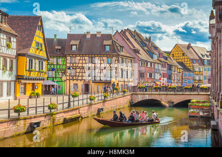 Schöne Aussicht auf die historische Stadt Colmar, auch bekannt als klein-Venedig, mit Touristen eine Bootsfahrt auf dem Kanal, Elsass, Frankreich Stockfoto