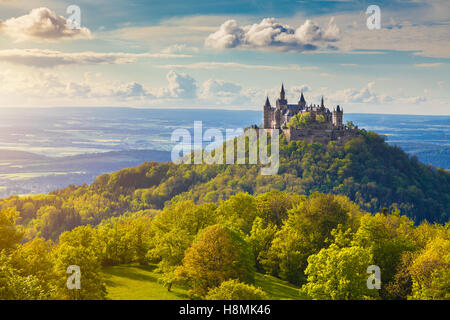 Klassische Ansicht der berühmten Burg Hohenzollern, einer der meist besuchten Burgen Europas, bei Sonnenuntergang, Baden-Württemberg, Deutschland Stockfoto