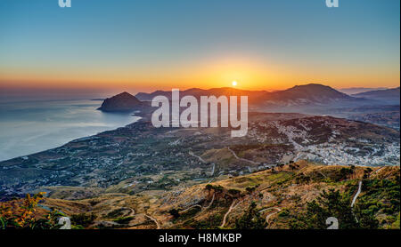 Sonnenaufgang von Erice auf Sizilien mit dem Monte Cofano in den Rücken gesehen Stockfoto