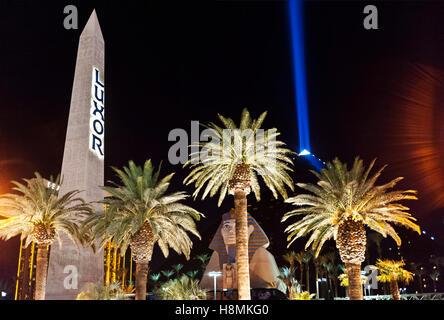 Äußere Nachtaufnahme des Luxor Hotel und Casino in Las Vegas Nevada