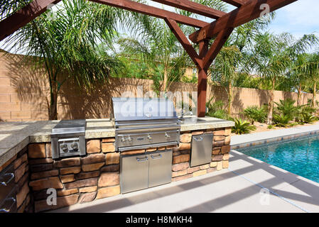 Bescheidene Wohn amerikanischen Südwesten Garten mit Pool und Barbecue-grill Stockfoto