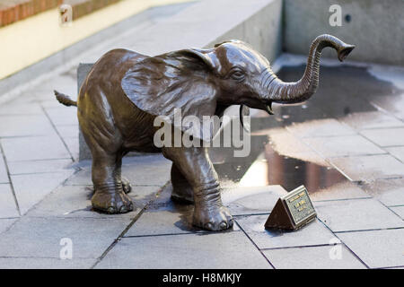 Baby-Elefant Tembo, London Statue Bronze Stockfoto