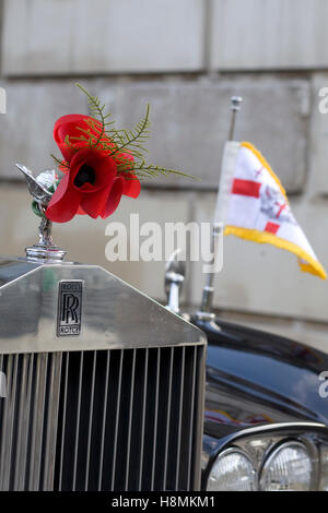 Mohn, befestigt die Kühlerfigur auf einem Rolls Royce Stockfoto