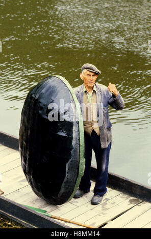 Eustace Rogers Coracle Maker auf dem Fluss Severn in Ironbridge 1978 BILD VON DAVID BAGNALL Stockfoto