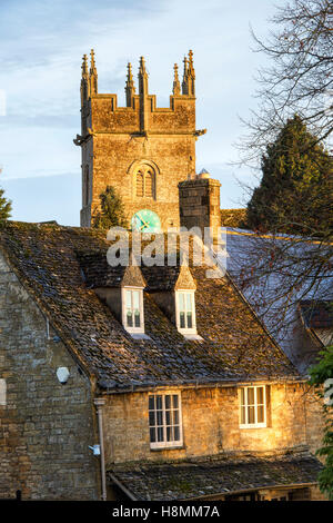 Hütte und dem St. James Kirche im Herbst Sonnenlicht am frühen Morgen. Longborough Cotswolds, Gloucestershire, England Stockfoto