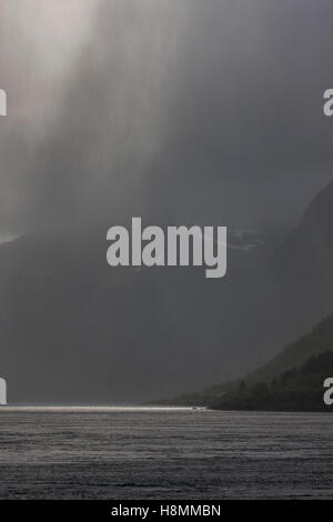 Das Wetter schließt sich und der Sturm baut sich über den Fjord, die Lofoten, Norwegen, Stockfoto