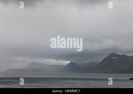 Das Wetter schließt sich und der Sturm baut sich über den Fjord, die Lofoten, Norwegen, Stockfoto