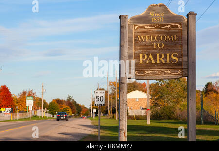 Eine Willkommen in Paris unterzeichnen in Paris, Brant County, Ontario, Kanada. Stockfoto