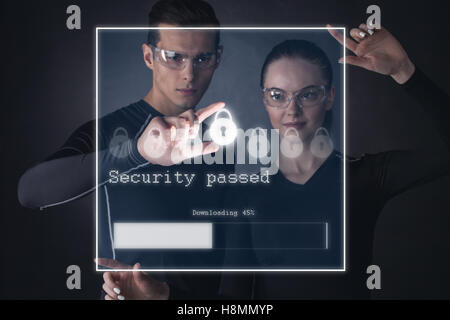 Technik, Internet und Netzwerk futuristische Sicherheitskonzept. Mann und Frau mit virtuellen Touchscreen mit Sicherheitsschloss Stockfoto