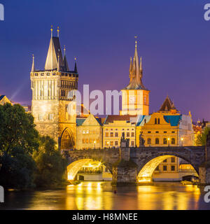 Blick auf die Moldau und Karlsbrücke bei Abenddämmerung Prag Tschechische Republik Europa Stockfoto