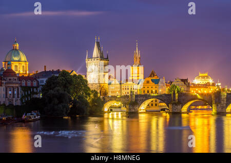 Blick auf die Moldau und Karlsbrücke bei Abenddämmerung Prag Tschechische Republik Europa Stockfoto