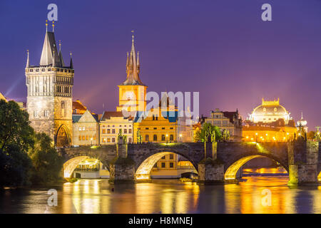 Blick auf die Moldau und Karlsbrücke bei Abenddämmerung Prag Tschechische Republik Europa Stockfoto