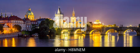 Blick auf die Moldau und Karlsbrücke bei Abenddämmerung Prag Tschechische Republik Europa Stockfoto