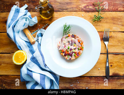 Traditionelle russische Salat Hering unter einem Pelzmantel auf dem Holztisch Stockfoto