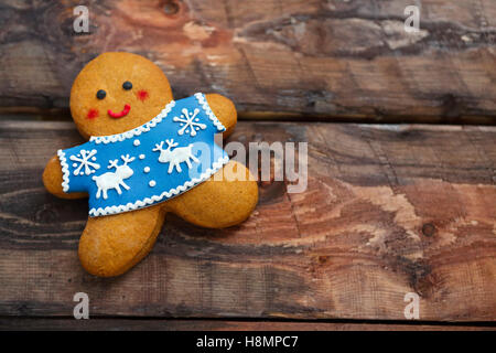 Weihnachten Lebkuchenmänner auf hölzernen Hintergrund lächelt. Stockfoto