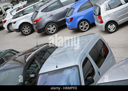 Sehen Sie sich auf viele parkende Autos auf der Straße Stockfoto