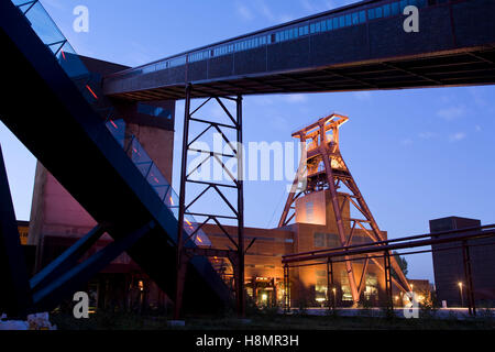 Deutschland, Ruhrgebiet, Essen, Industrie Denkmal Zeche Zollverein Schacht XII, auf der linken Seite der Rolltreppe zum Besucherzentrum. Stockfoto