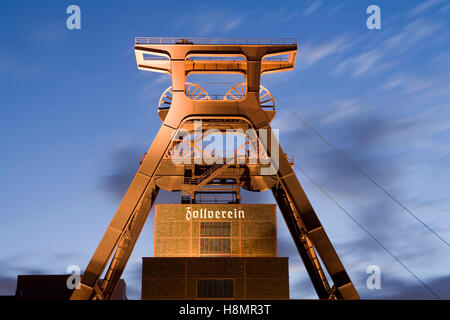 Deutschland, Ruhrgebiet, Essen, Industrie Denkmal Zeche Zollverein Schacht XII, Förderturm. Stockfoto