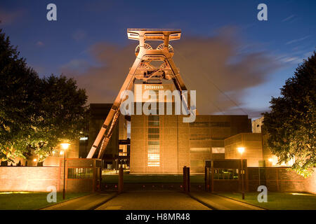 Deutschland, Ruhrgebiet, Essen, Industrie Denkmal Zeche Zollverein Schacht XII, Förderturm. Stockfoto