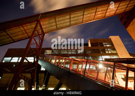 Deutschland, Ruhrgebiet, Essen, Industrie Denkmal Zeche Zollverein Schacht XII, auf der rechten Seite der Rolltreppe zum Besucherzentrum. Stockfoto