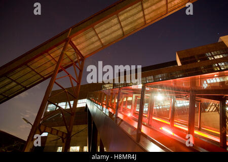 Deutschland, Ruhrgebiet, Essen, Industrie Denkmal Zeche Zollverein Schacht XII, auf der rechten Seite der Rolltreppe zum Besucherzentrum. Stockfoto