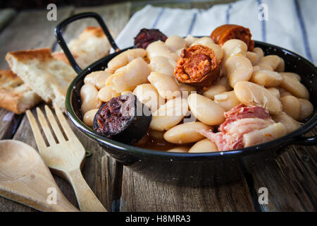 Fabada ist ein Typhical spanischen Hülsenfrüchte Gericht mit großen Bohnen und Wurst Stockfoto