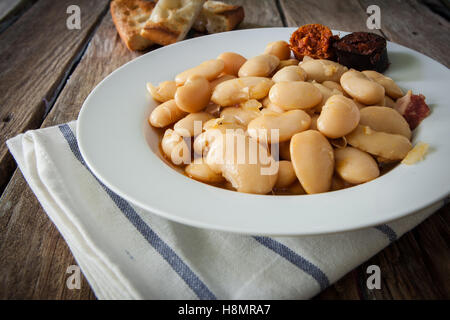 Fabada ist ein Typhical spanischen Hülsenfrüchte Gericht mit großen Bohnen und Wurst Stockfoto