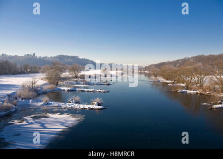 Deutschland, Ruhrgebiet, Winter am Fluss Ruhr, im Hintergrund der Turm der Burg Blankenstein in Hattingen. Stockfoto