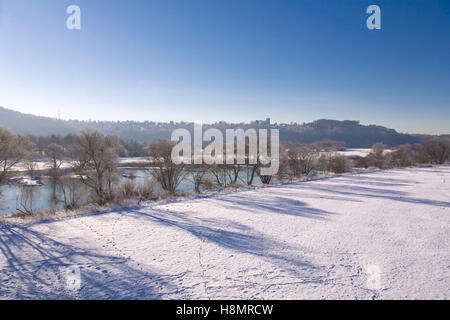 Deutschland, Ruhrgebiet, Winter am Fluss Ruhr, im Hintergrund der Turm der Burg Blankenstein in Hattingen. Stockfoto