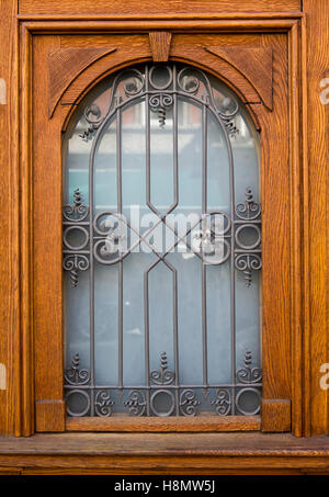 schöne rustikale Holztür mit Schmiedearbeiten Stockfoto
