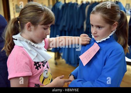 Zwei Mädchen Chorknaben in Soutane passend und Proben für Abendandacht. Stockfoto