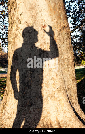 Mans Schatten halten Herz Stockfoto