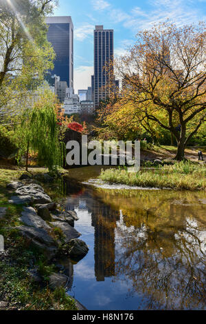 Blick auf Central Park South in New York City im Herbst. Stockfoto