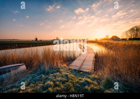 Holländische Polderlandschaft bei Sonnenaufgang Stockfoto