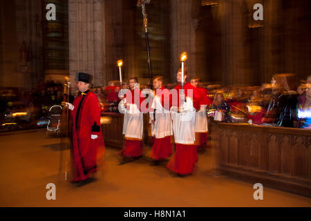 Deutschland, Köln, St. Martinszug vom Kölner Dom zur Kirche Gross Sankt Martin beginnt mit einer Messe in der Kathedrale. Stockfoto