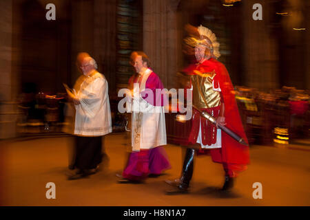 Deutschland, Köln, St. Martinszug vom Kölner Dom zur Kirche Gross Sankt Martin beginnt mit einer Messe in der Kathedrale. Stockfoto