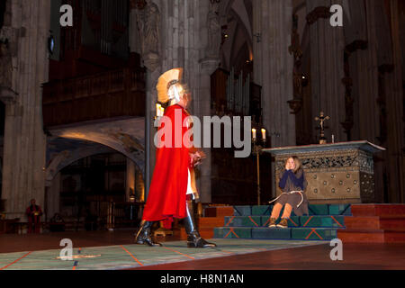 Deutschland, Köln, St. Martinszug vom Kölner Dom zur Kirche Gross Sankt Martin beginnt mit einer Messe in der Kathedrale. Stockfoto