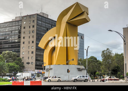 Mexiko-Stadt, Mexiko - 6. Juli 2013: Torre del Caballito Wolkenkratzer und Caballito Skulptur (Schaukelpferd) in Paseo De La Reform Stockfoto