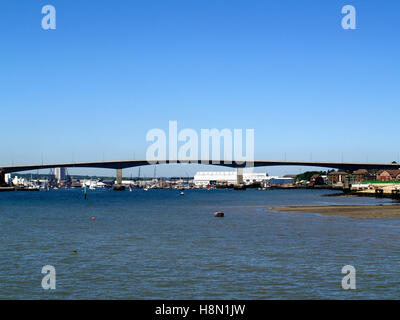 Ansicht des Itchen Toll Road Bridge vom Holzsteg am Southampton Segelclub, Woolston, Southampton, Hampshire, UK Stockfoto