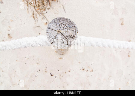 Strand Holz Pole Seil Zaun und Sand in Formentera, Balearen, Spanien. Stockfoto